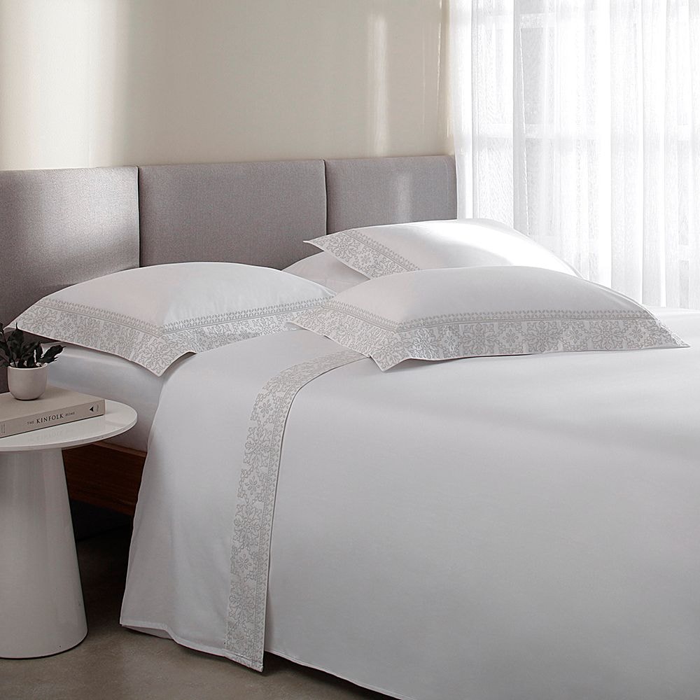 Branco com bordado Cinza